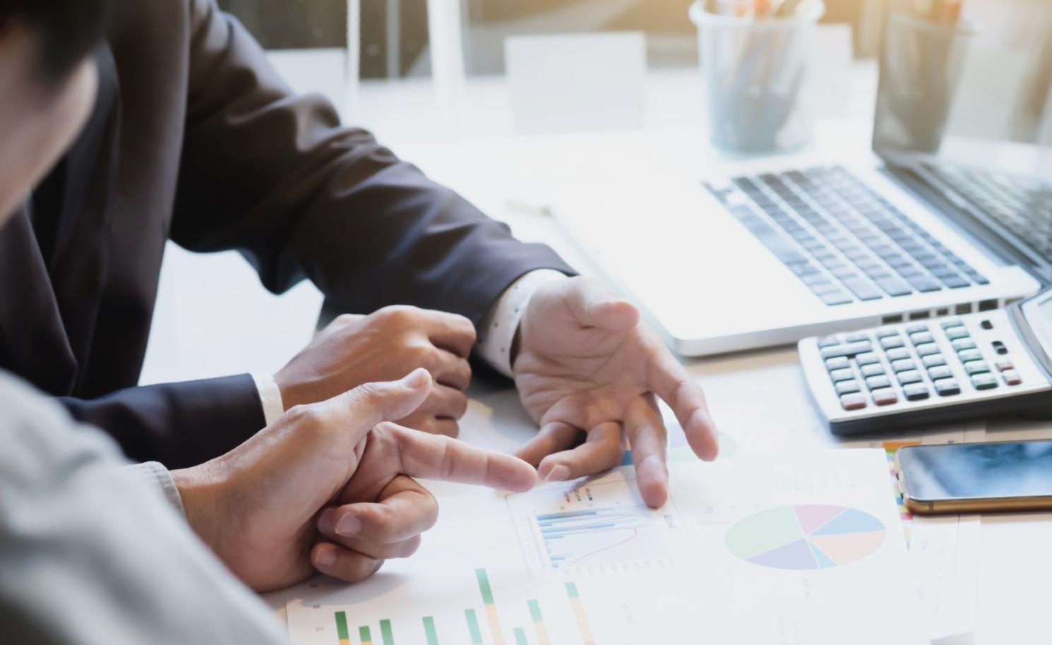 Studenti che collaborano durante una sessione pratica di gestione budget