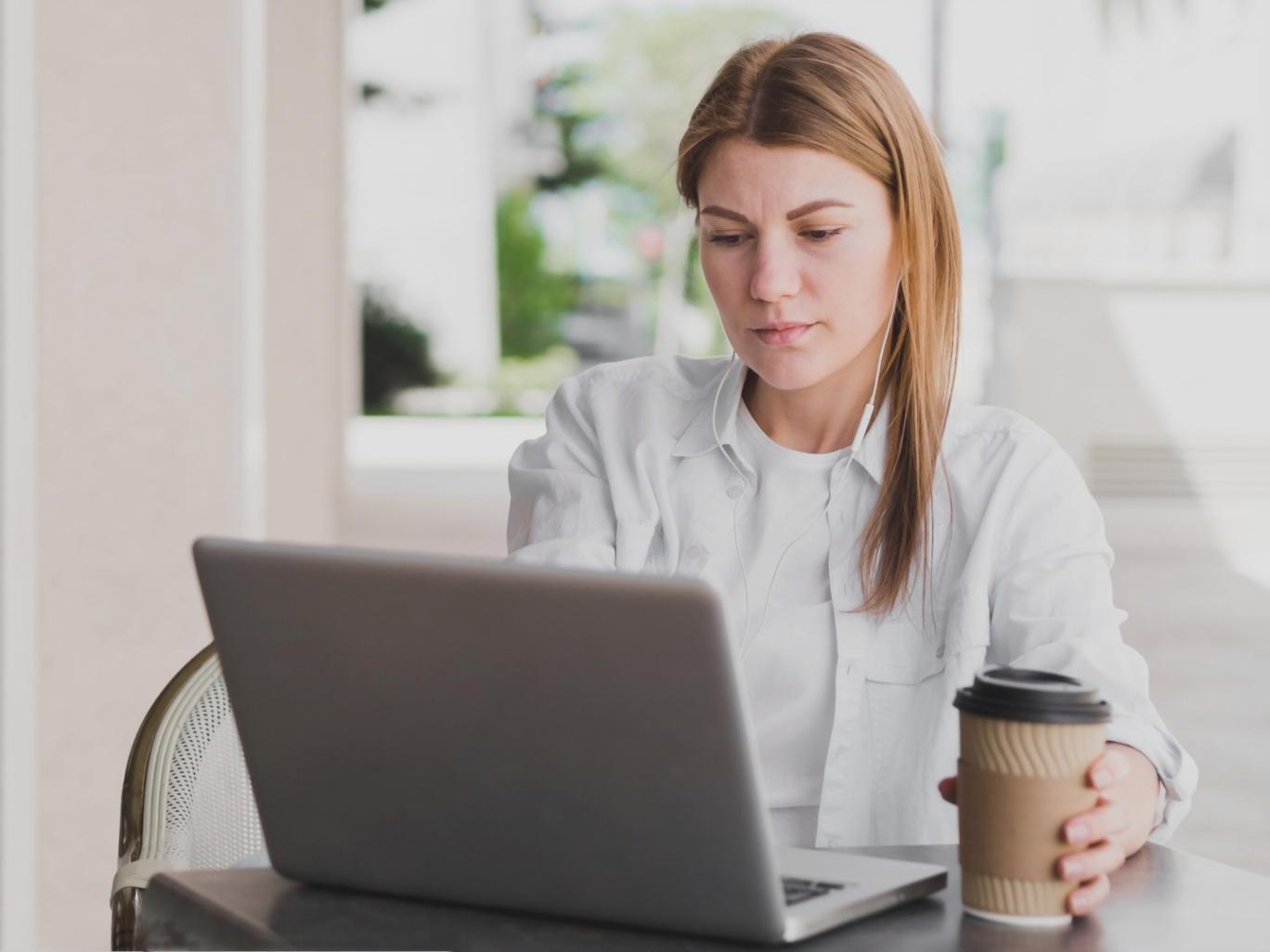 Studente che pianifica il proprio budget personale con strumenti digitali